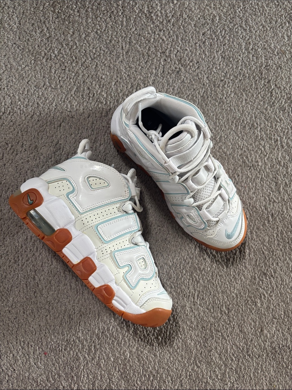 New！Nike White and Gum uptempo Athletic Sneakers